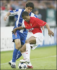 Deco of FC Porto battles with Patrice Evra of Monaco 